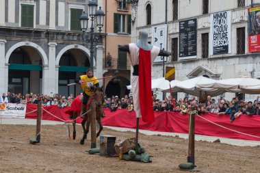 Geleneksel şövalye turnuva Caterina Cornaro kutlamaları, şehre, Brescia, Lombardiya, İtalya Ortaçağ Festivali geliyor.