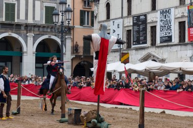 Geleneksel şövalye turnuva Caterina Cornaro kutlamaları, şehre, Brescia, Lombardiya, İtalya Ortaçağ Festivali geliyor.