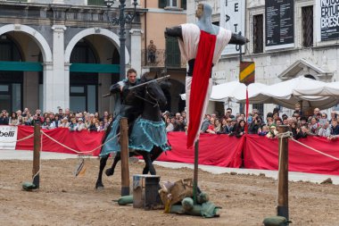Geleneksel şövalye turnuva Caterina Cornaro kutlamaları, şehre, Brescia, Lombardiya, İtalya Ortaçağ Festivali geliyor.