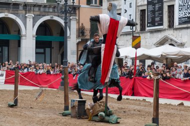 Geleneksel şövalye turnuva Caterina Cornaro kutlamaları, şehre, Brescia, Lombardiya, İtalya Ortaçağ Festivali geliyor.