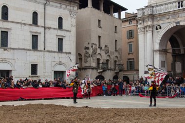 Bayrak-taşıyıcılar performans Caterina Cornaro geleneksel festivaller, Brescia, Lombardy, İtalya için geliyor.
