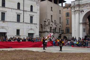 Bayrak-taşıyıcılar performans Caterina Cornaro geleneksel festivaller, Brescia, Lombardy, İtalya için geliyor.