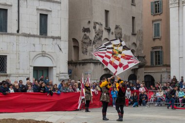 Bayrak-taşıyıcılar performans Caterina Cornaro geleneksel festivaller, Brescia, Lombardy, İtalya için geliyor.