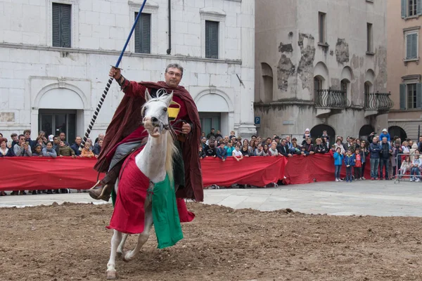 Традиційні лицар турніру на святкуванні Caterina Корнаро приходить в місто, середньовічний фестиваль Брешія, Ломбардія, Італія. — стокове фото
