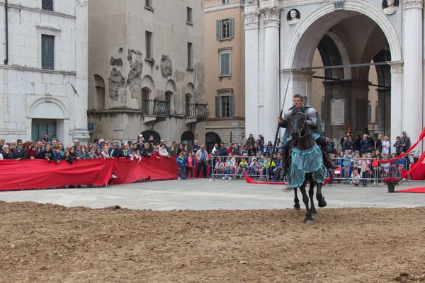Традиційні лицар турніру на святкуванні Caterina Корнаро приходить в місто, середньовічний фестиваль Брешія, Ломбардія, Італія. — стокове фото