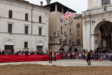 Bayrak-taşıyıcılar performans Caterina Cornaro geleneksel festivaller, Brescia, Lombardy, İtalya için geliyor.