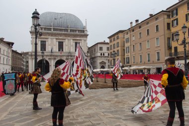 Bayrak-taşıyıcılar performans Caterina Cornaro geleneksel festivaller, Brescia, Lombardy, İtalya için geliyor.