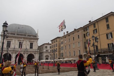 Bayrak-taşıyıcılar performans Caterina Cornaro geleneksel festivaller, Brescia, Lombardy, İtalya için geliyor.
