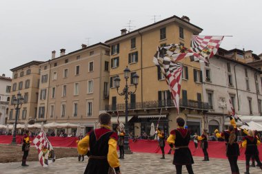 Bayrak-taşıyıcılar performans Caterina Cornaro geleneksel festivaller, Brescia, Lombardy, İtalya için geliyor.