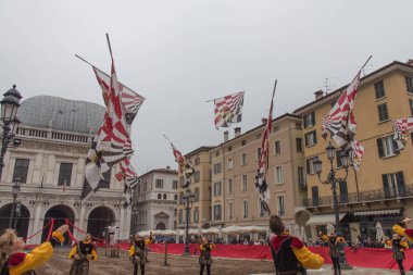Bayrak-taşıyıcılar performans Caterina Cornaro geleneksel festivaller, Brescia, Lombardy, İtalya için geliyor.