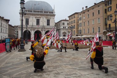 Bayrak-taşıyıcılar performans Caterina Cornaro geleneksel festivaller, Brescia, Lombardy, İtalya için geliyor.