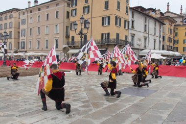 Bayrak-taşıyıcılar performans Caterina Cornaro geleneksel festivaller, Brescia, Lombardy, İtalya için geliyor.