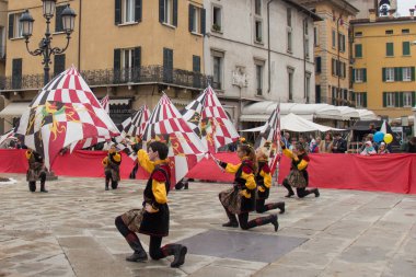 Bayrak-taşıyıcılar performans Caterina Cornaro geleneksel festivaller, Brescia, Lombardy, İtalya için geliyor.