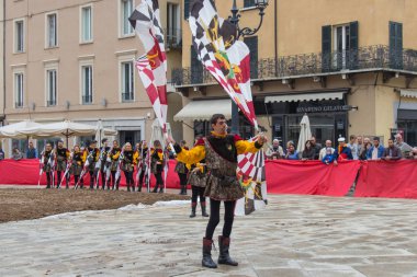 Bayrak-taşıyıcılar performans Caterina Cornaro geleneksel festivaller, Brescia, Lombardy, İtalya için geliyor.