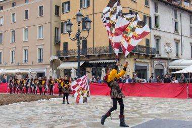 Bayrak-taşıyıcılar performans Caterina Cornaro geleneksel festivaller, Brescia, Lombardy, İtalya için geliyor.