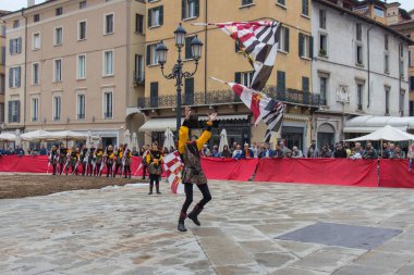 Bayrak-taşıyıcılar performans Caterina Cornaro geleneksel festivaller, Brescia, Lombardy, İtalya için geliyor.