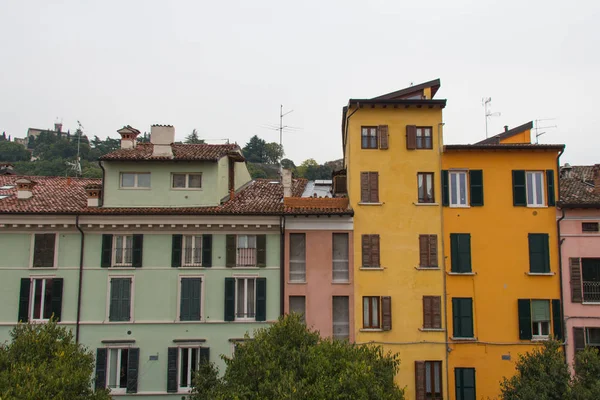 Schmales buntes gebäude in brescia, lombardei, italien. — Stockfoto