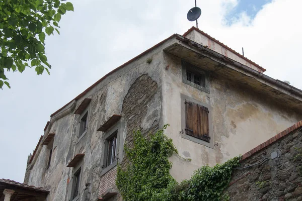 Zchátralé stavení v Montecatini Alto, Toskánsko, Itálii. — Stock fotografie