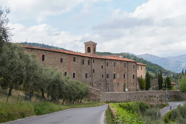 Exterior del convento e iglesia de Santa Maria a Ripa, Toscana, Italia . — Foto de Stock