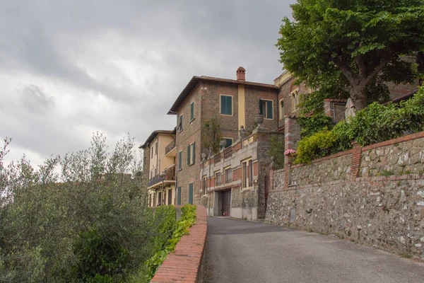 Típica calle de Montecatini Alto, Toscana, Italia . — Foto de Stock
