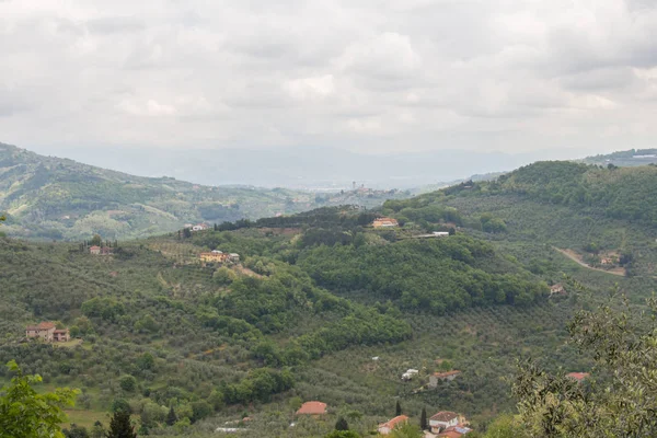 Paysage typique de la Toscane avec collines, arbres verts et maisons, Italie . — Photo
