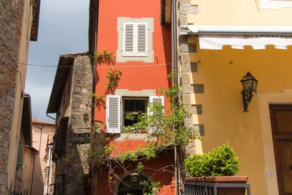 Fassadenfragment eines typisch italienischen Hauses, Toskana, Italien. — Stockfoto