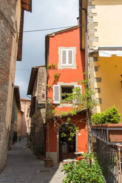 Calle estrecha y fragmento de fachada de la típica casa italiana, Toscana, Italia . — Foto de Stock