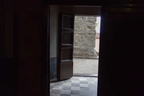 Exit door at the end of a dark ancient room. — Stock Photo, Image