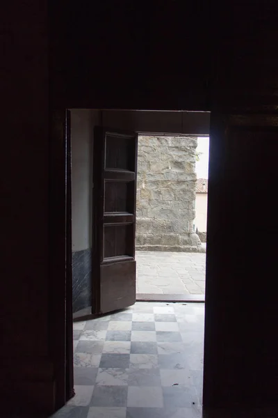 Exit deur aan het einde van een donkere oude kamer. — Stockfoto