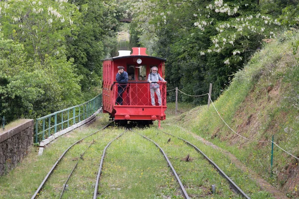 Rote Standseilbahn und Eisenbahn, Montecatini, Toskana, Italien. — Stockfoto