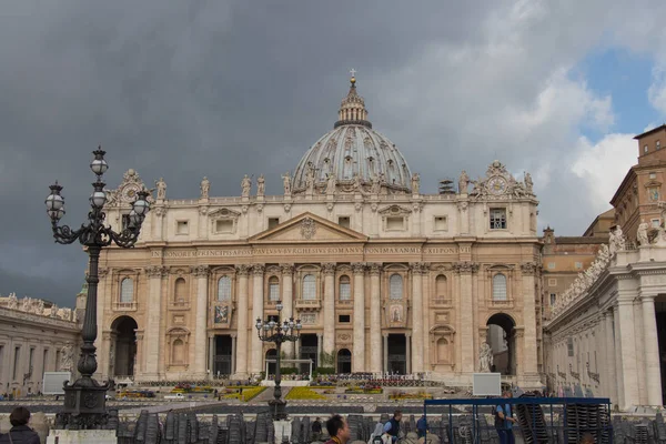 圣彼得大教堂的主立面和圆顶从圣彼得广场看到，背景是雨云，梵蒂冈城州，意大利. — 图库照片
