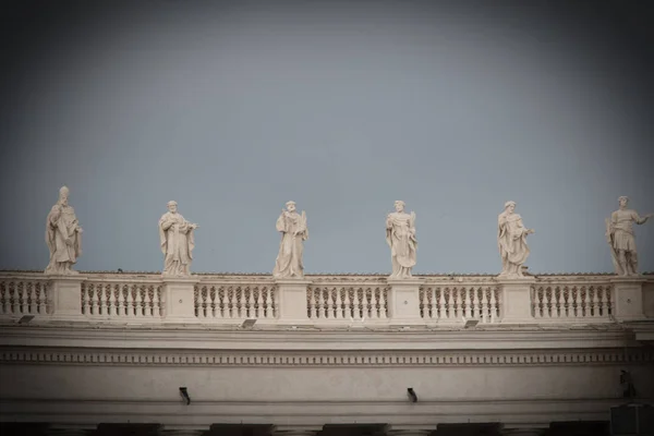 Grupo de estátuas da colunata, O Palácio Apostólico, Estado da cidade do Vaticano, Itália. Efeito da vinheta . — Fotografia de Stock