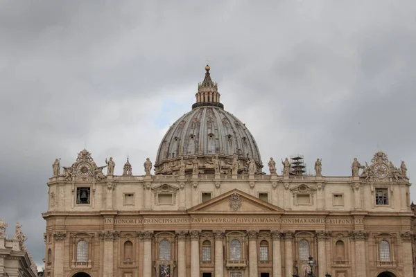 Fachada superior e cúpula da Basílica de São Pedro vista da Praça de São Pedro com nuvens chuvosas no fundo, Estado da Cidade do Vaticano, Itália . — Fotografia de Stock