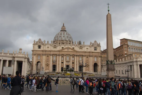 游客和圣彼得大教堂的主要立面在圣彼得广场与雨云的背景，梵蒂冈城州，意大利. — 图库照片