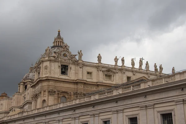 Fachada superior da Basílica de São Pedro vista da Praça de São Pedro com nuvens chuvosas no fundo, Estado da Cidade do Vaticano, Itália . — Fotografia de Stock