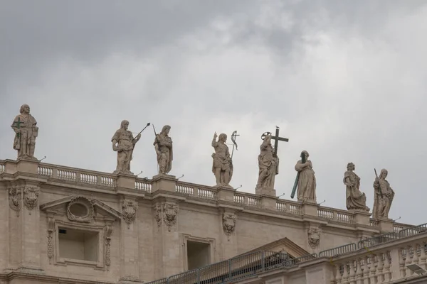 Grupo de estátuas da Basílica de São Pedro, Estado da Cidade do Vaticano, Itália., Estado da Cidade do Vaticano, Itália . — Fotografia de Stock