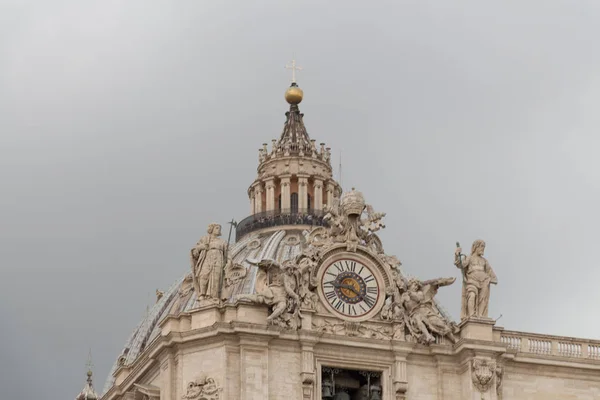 Fachada superior da Basílica de São Pedro vista da Praça de São Pedro com nuvens chuvosas no fundo, Estado da Cidade do Vaticano, Itália . — Fotografia de Stock