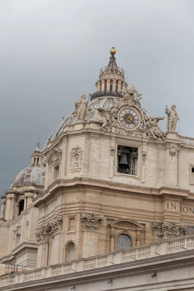 Fachada superior da Basílica de São Pedro vista da Praça de São Pedro com nuvens chuvosas no fundo, Estado da Cidade do Vaticano, Itália . — Fotografia de Stock