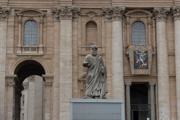 Estátua monumental de São Pedro Apóstolo em frente à Basílica de São Pedro, Piazza San Pietro, Estado da cidade do Vaticano, Itália . — Fotografia de Stock