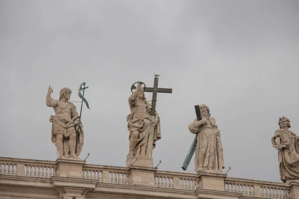 Group of statues of Saint Peter's Basilica, Vatican city state, Italy., Vatican city state, Italy. — Stock Photo, Image