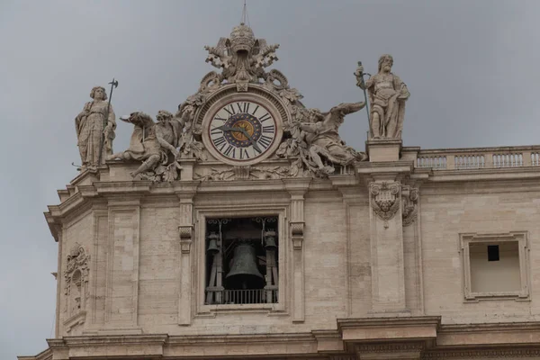 Fachada superior da Basílica de São Pedro vista da Praça de São Pedro com nuvens chuvosas no fundo, Estado da Cidade do Vaticano, Itália . — Fotografia de Stock