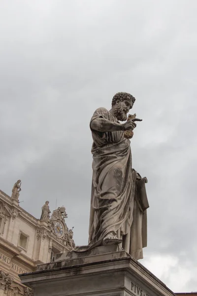 Estátua monumental de São Pedro Apóstolo em frente à Basílica de São Pedro, Piazza San Pietro, Estado da cidade do Vaticano, Itália . — Fotografia de Stock