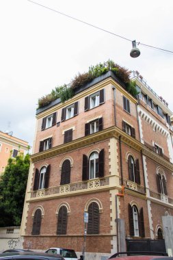 Roma'daki tipik binanın cephesi, Lazio, İtalya.