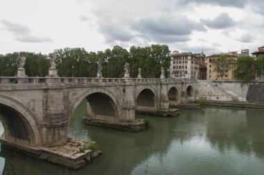 Ponte Sant'Angelo veya Arka planda yağmurlu bulutlu Aelian Köprüsü, Roma, Lazio, İtalya.