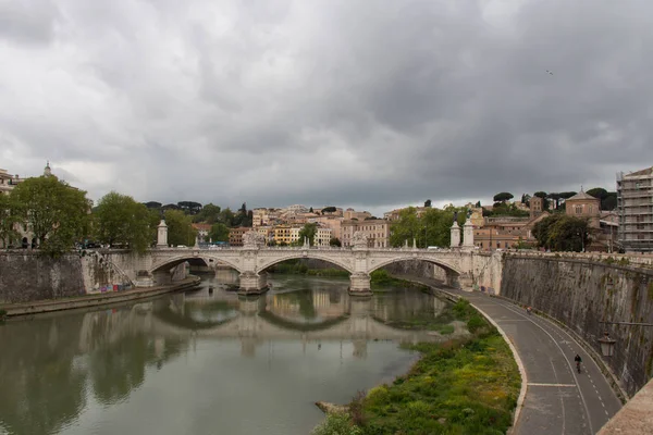 Ponte Vittorio Emanuele II con nubes lluviosas en el fondo, Roma, Lazio, Italia . — Foto de Stock