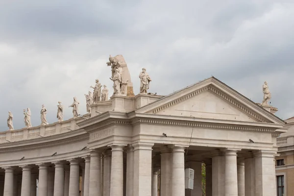Fachada superior da Colonata Praça de Pedro com nuvens chuvosas no fundo, Estado da cidade do Vaticano, Itália . — Fotografia de Stock