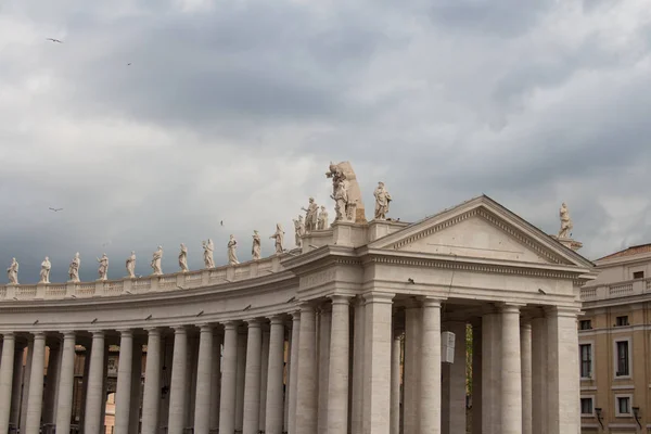 Fachada superior da Colonata Praça de Pedro com nuvens chuvosas no fundo, Estado da cidade do Vaticano, Itália . — Fotografia de Stock