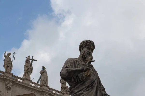 Vista de perto da estátua de São Pedro Apóstolo em frente à Basílica de São Pedro, Piazza San Pietro, Estado da cidade do Vaticano, Itália . — Fotografia de Stock