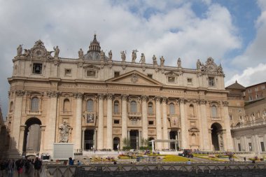 Aziz Petrus Bazilikası'nın ana cephesi ve kubbesi, Arka planda bulutlar ile Aziz Petrus Meydanı'ndan görülen, Vatikan şehir devleti, İtalya.
