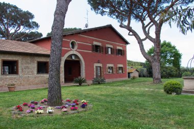 İtalya'da tipik bir evin iç bahçesinde.